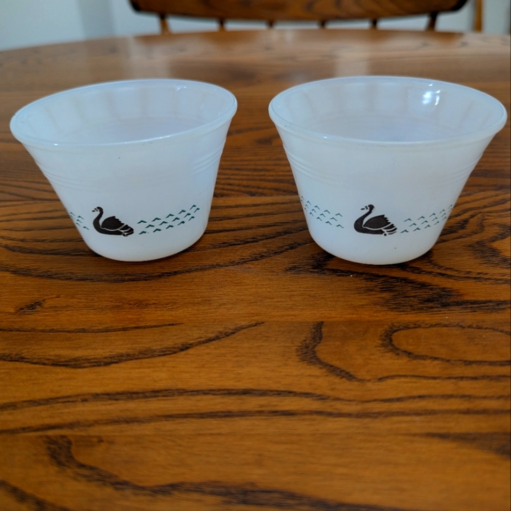 Vintage Termocrisa Milk Glass Swan Dishes. Set of 2. GUC. Raminkin Size.  #36.